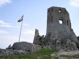 Bakony, Csesznek - szgletes vr a kerekerd kzepn 